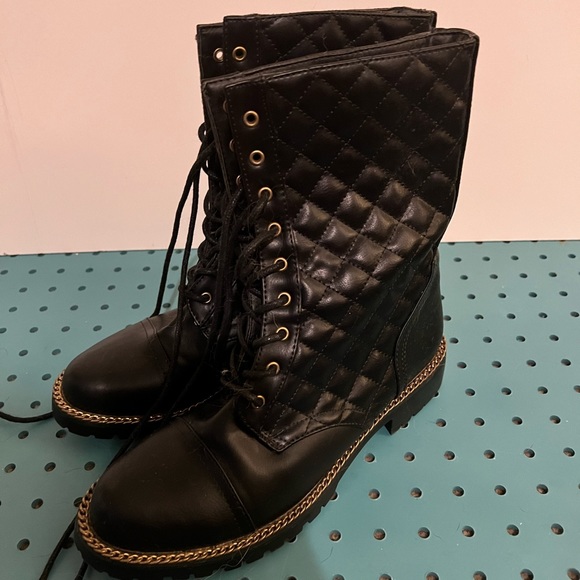 Women’s Boots - Picture 1 of 3